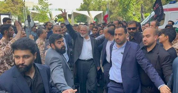 دانشگاه | تهران اعضای شورای دانشگاه تهران در مقابل سردر اصلی دانشگاه تجمع میکنند