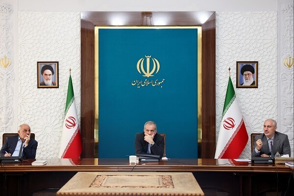 تاکید پزشکیان بر تسریع روند اجرای نیروگاه های خورشیدی